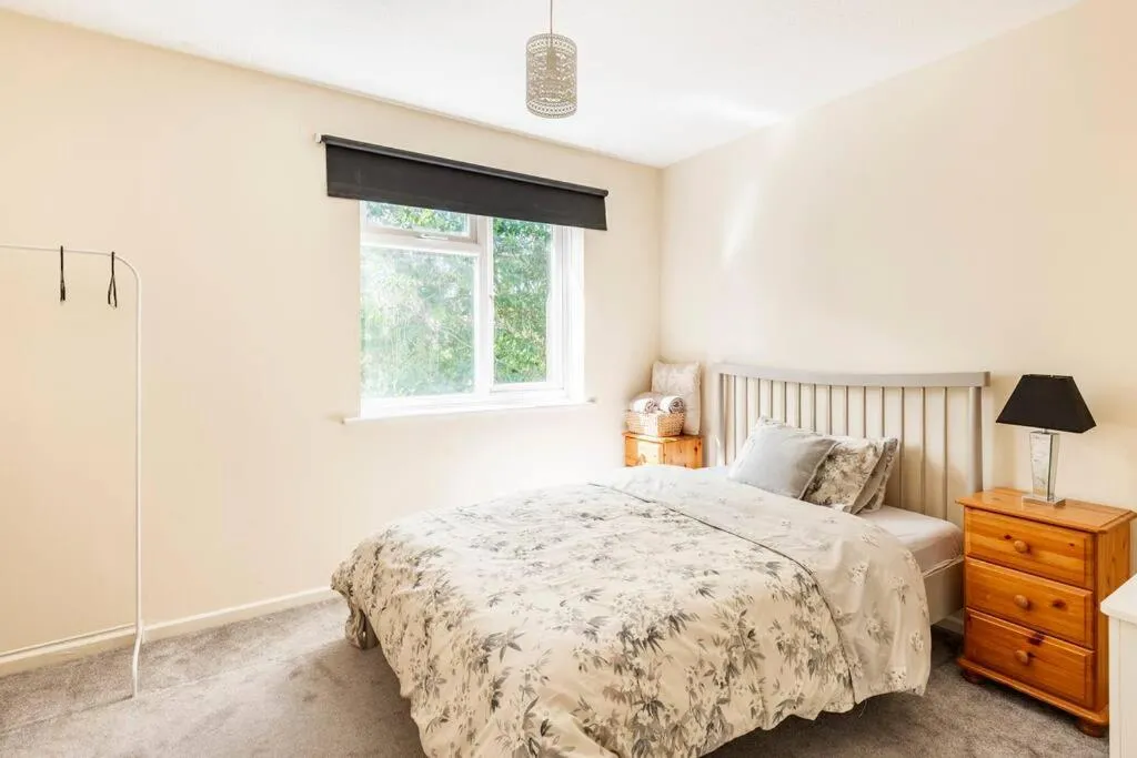 Photo of the whole room, Bed in Charming Entire 2-Bedroom House in Milton Keynes