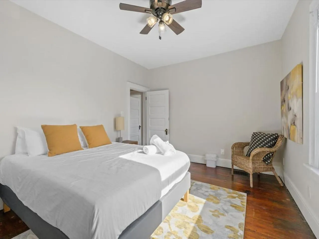 Bed in Deluxe 6 Bedroom 3 Min to Downtown w 2-car Driveway