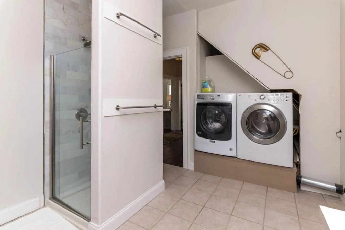 Deluxe 6 Bedroom 3 Min to Downtown w 2-car Driveway