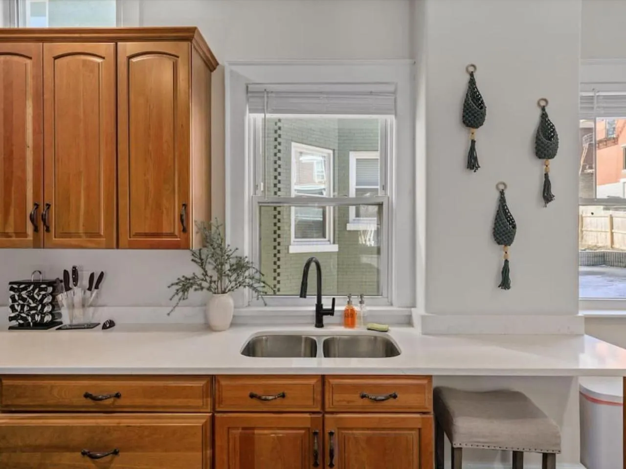 Deluxe 6 Bedroom 3 Min to Downtown w 2-car Driveway