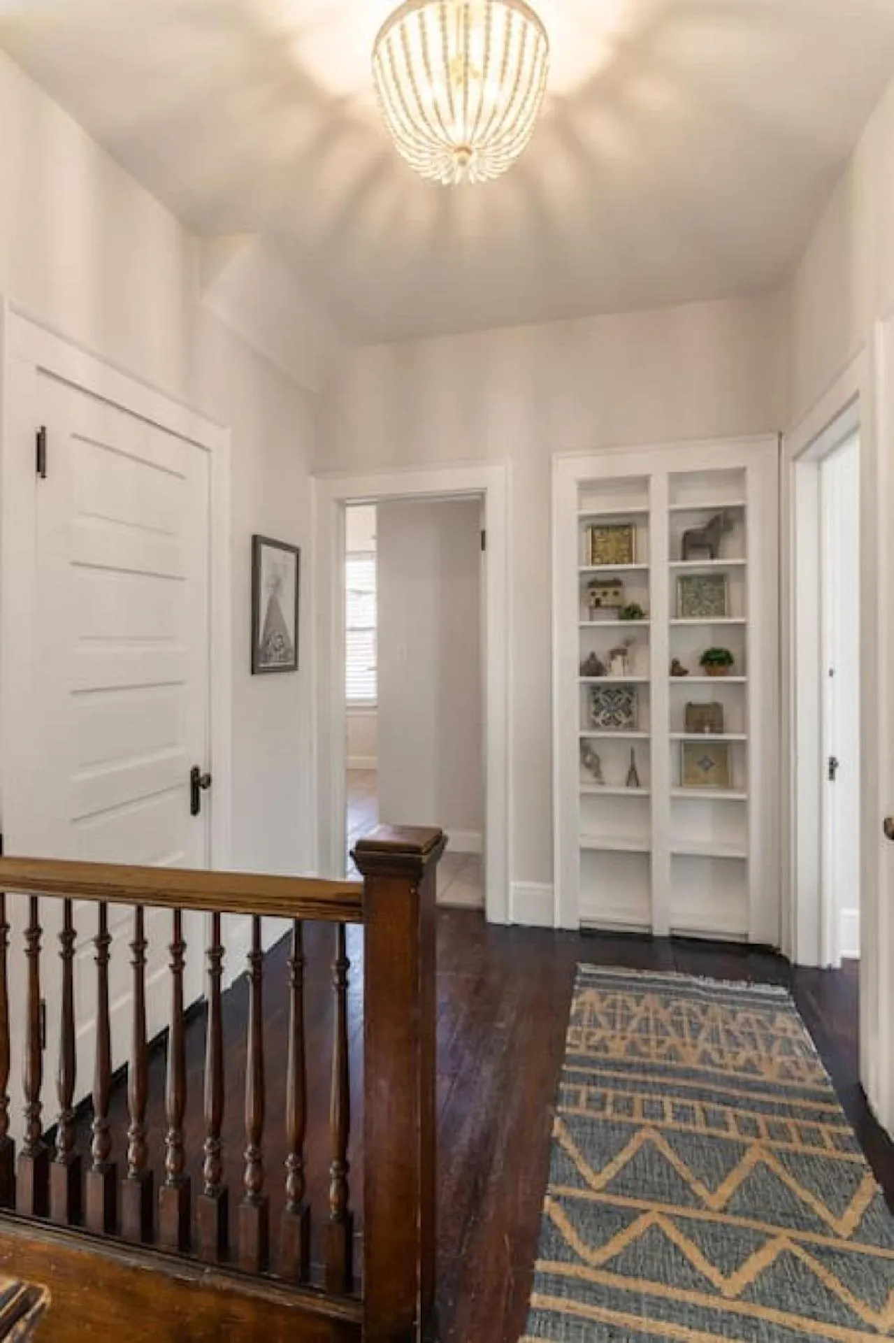 Deluxe 6 Bedroom 3 Min to Downtown w 2-car Driveway