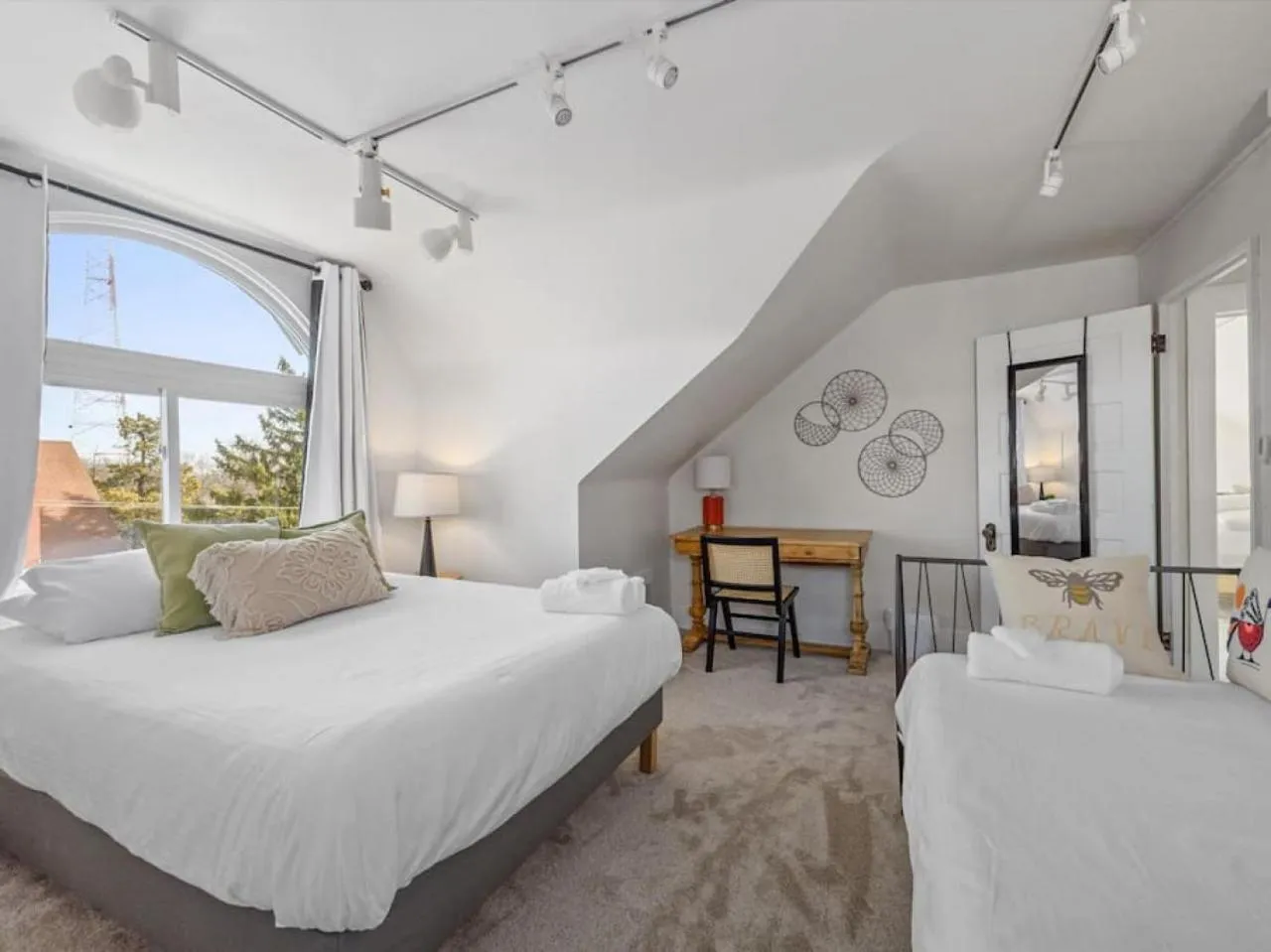 Bed in Deluxe 6 Bedroom 3 Min to Downtown w 2-car Driveway