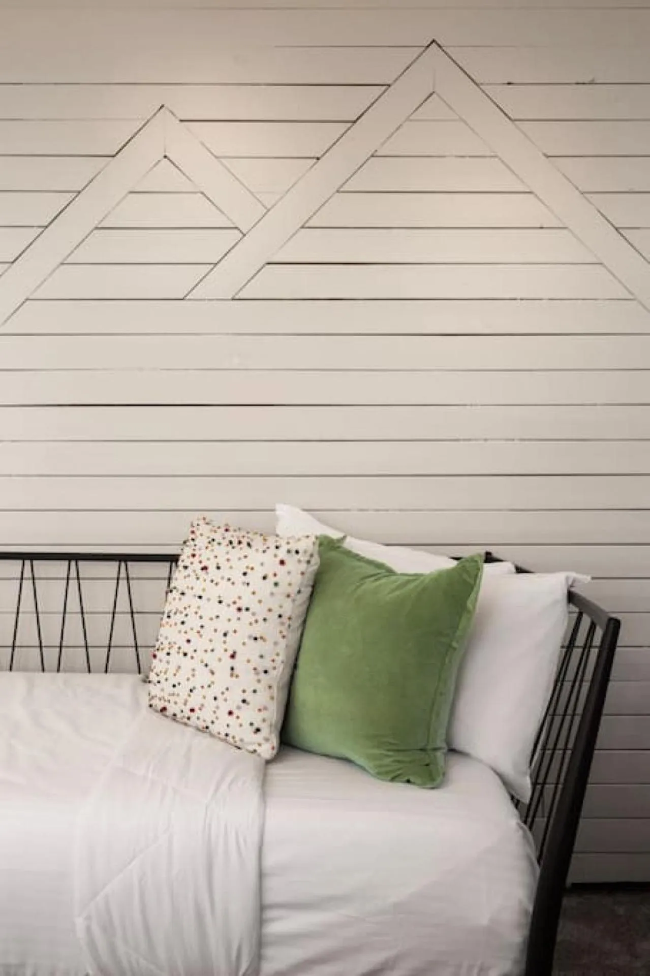 Bed in Deluxe 6 Bedroom 3 Min to Downtown w 2-car Driveway