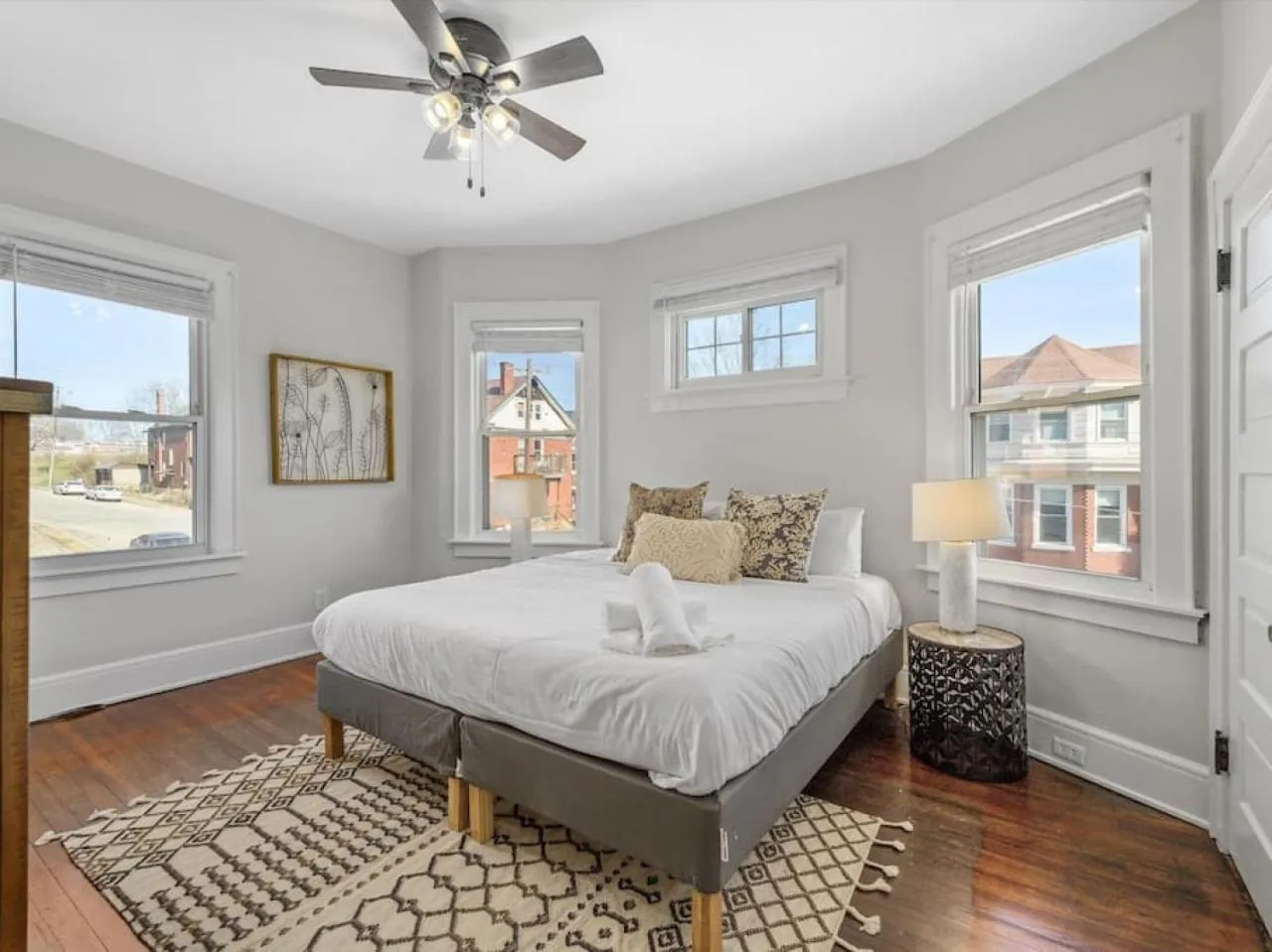 Bed in Deluxe 6 Bedroom 3 Min to Downtown w 2-car Driveway