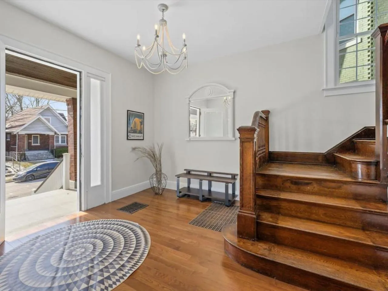 Deluxe 6 Bedroom 3 Min to Downtown w 2-car Driveway