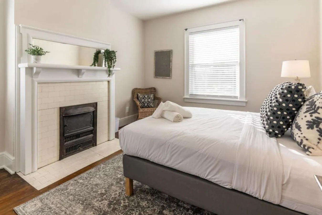 Bed in Deluxe 6 Bedroom 3 Min to Downtown w 2-car Driveway