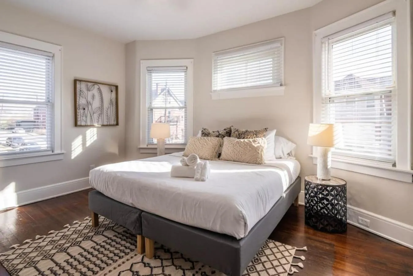 Bed in Deluxe 6 Bedroom 3 Min to Downtown w 2-car Driveway