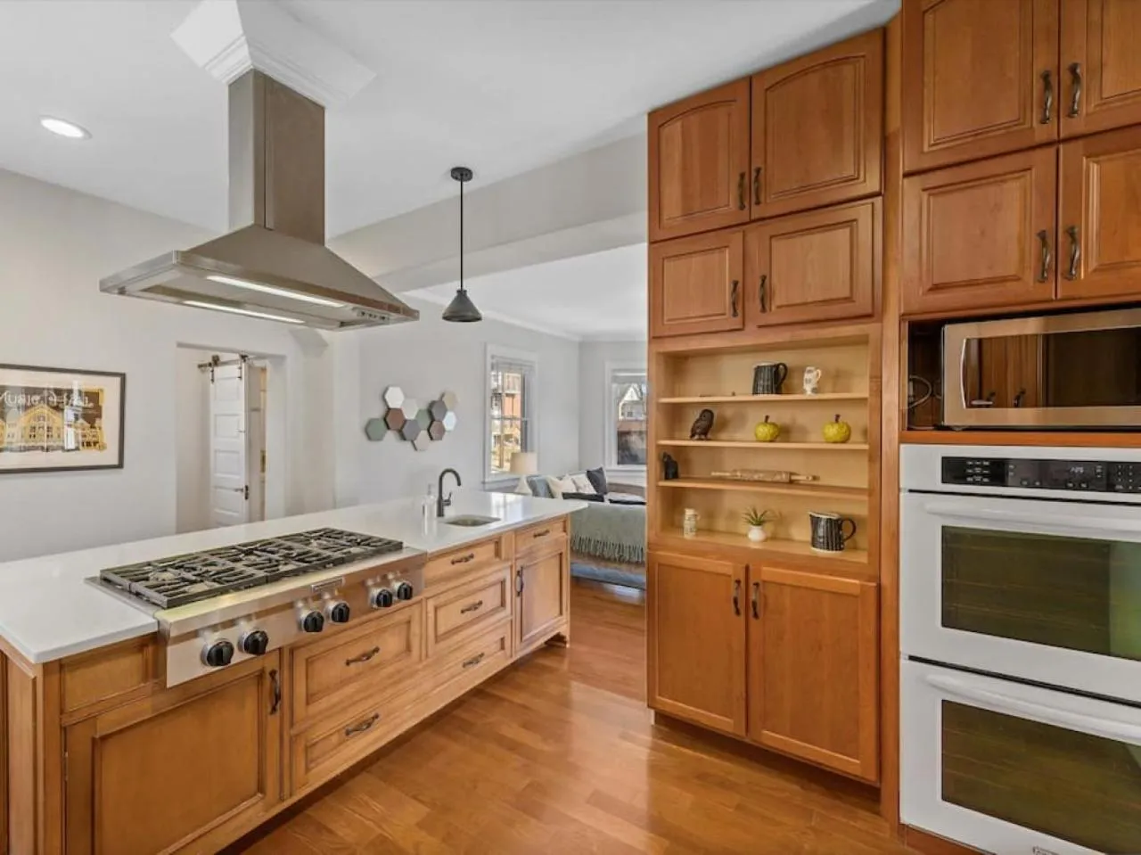 Deluxe 6 Bedroom 3 Min to Downtown w 2-car Driveway