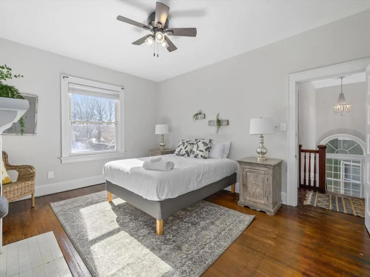 Bed in Deluxe 6 Bedroom 3 Min to Downtown w 2-car Driveway