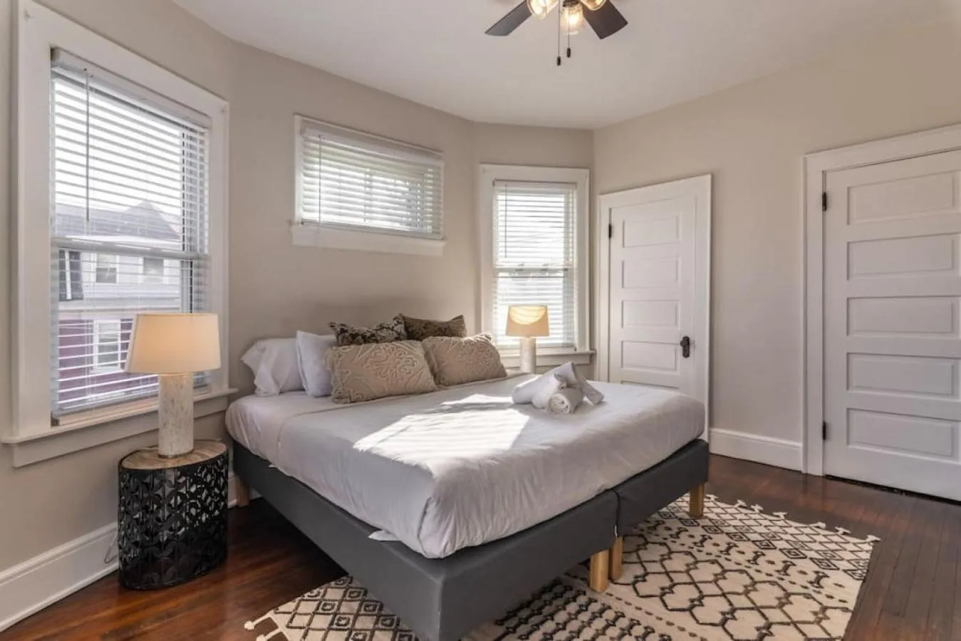 Bed in Deluxe 6 Bedroom 3 Min to Downtown w 2-car Driveway