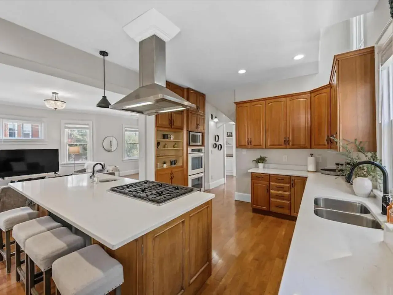 Deluxe 6 Bedroom 3 Min to Downtown w 2-car Driveway Deluxe 6 Bedroom 3 Min to Downtown w 2-car Driveway