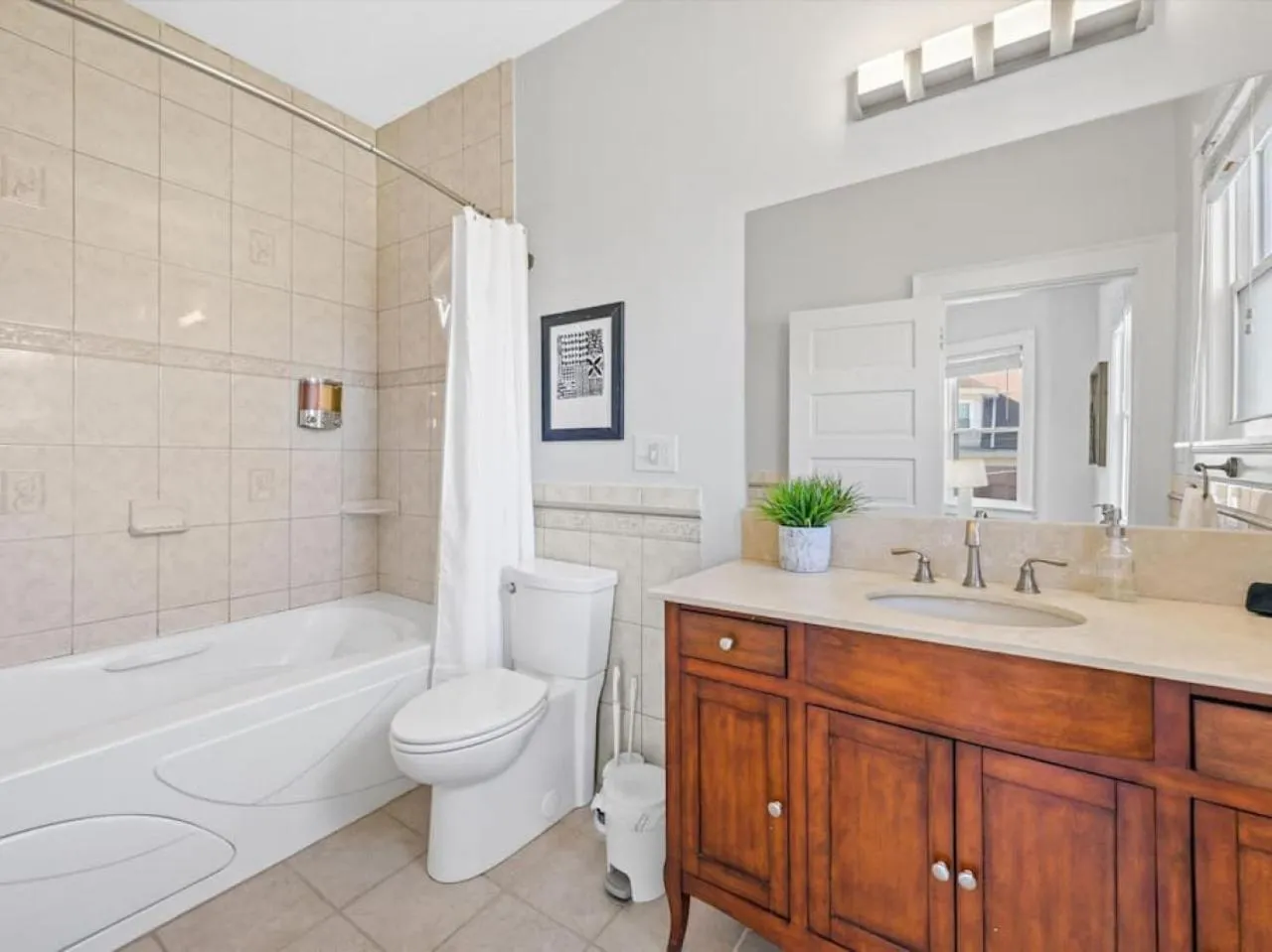 Deluxe 6 Bedroom 3 Min to Downtown w 2-car Driveway