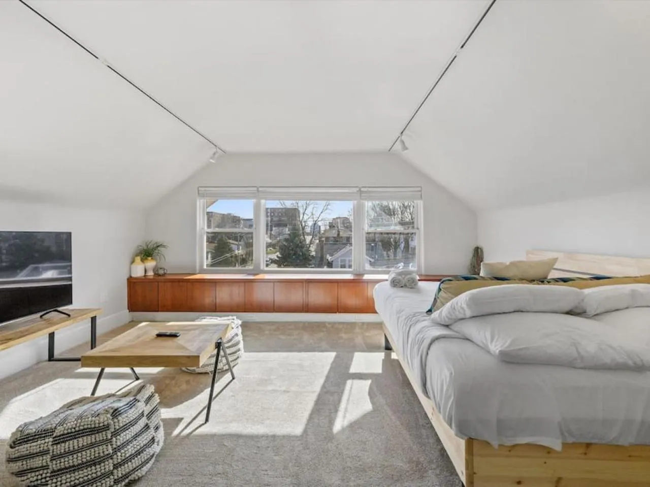 Deluxe 6 Bedroom 3 Min to Downtown w 2-car Driveway