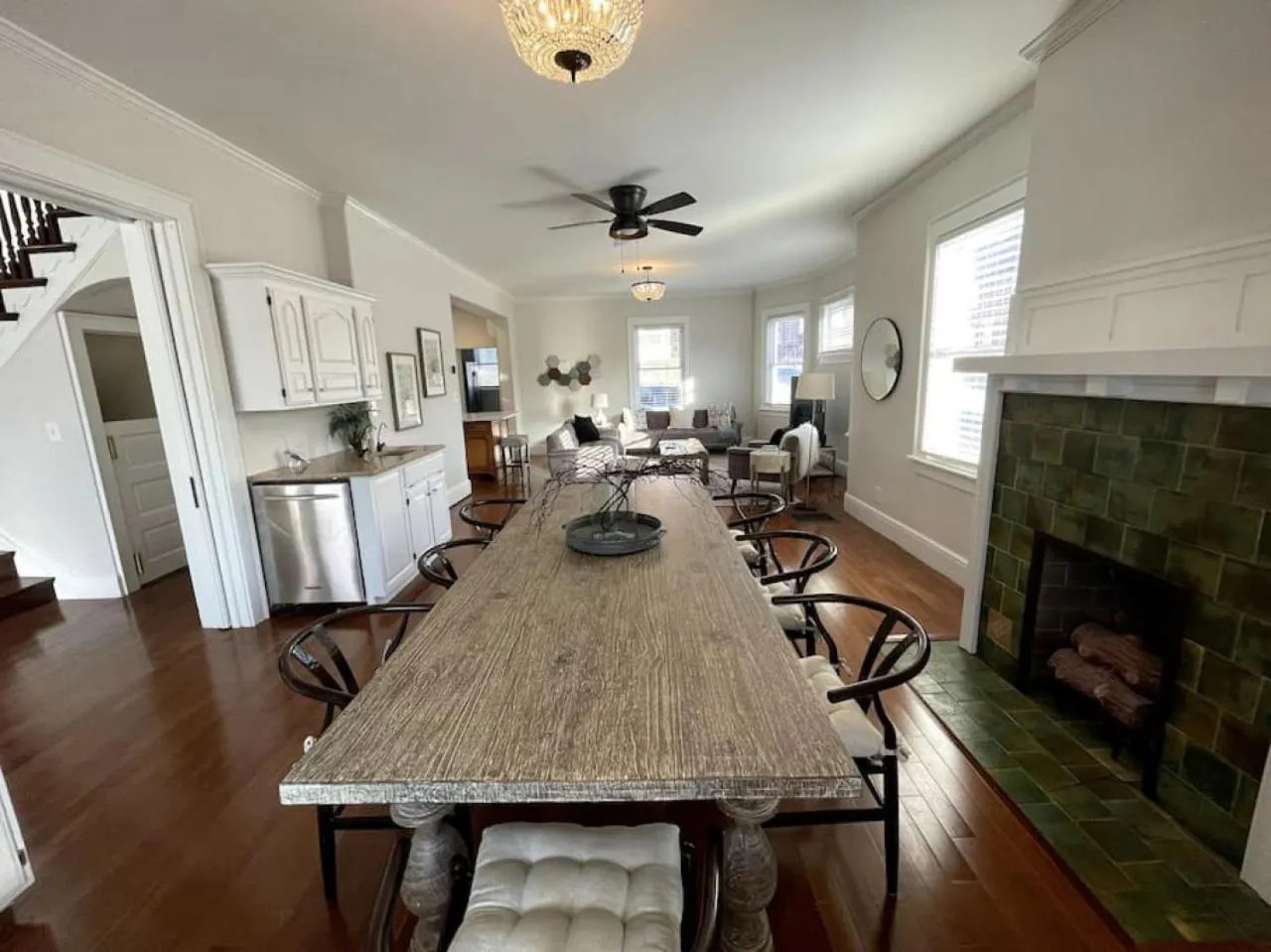 Deluxe 6 Bedroom 3 Min to Downtown w 2-car Driveway