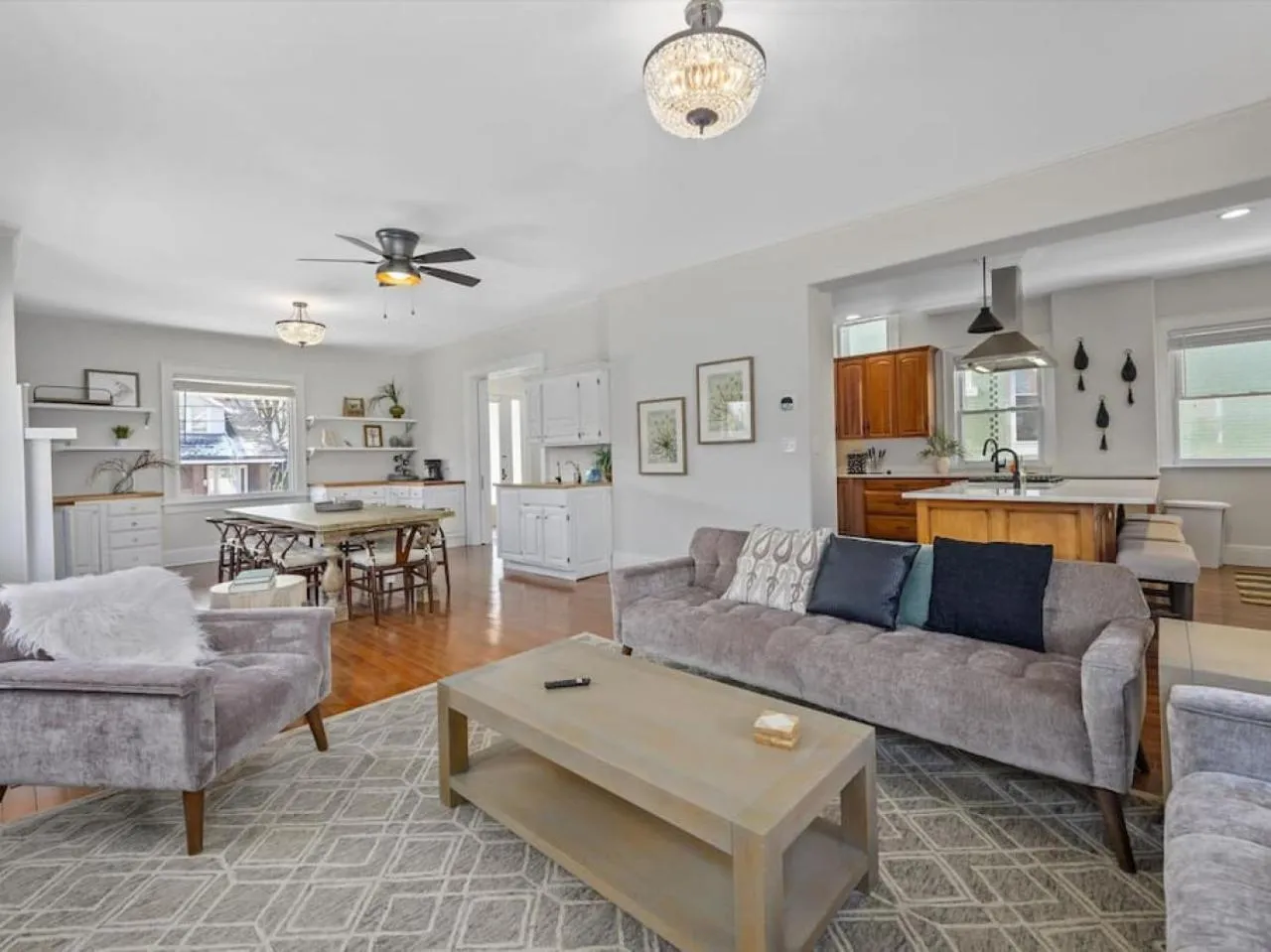 Deluxe 6 Bedroom 3 Min to Downtown w 2-car Driveway