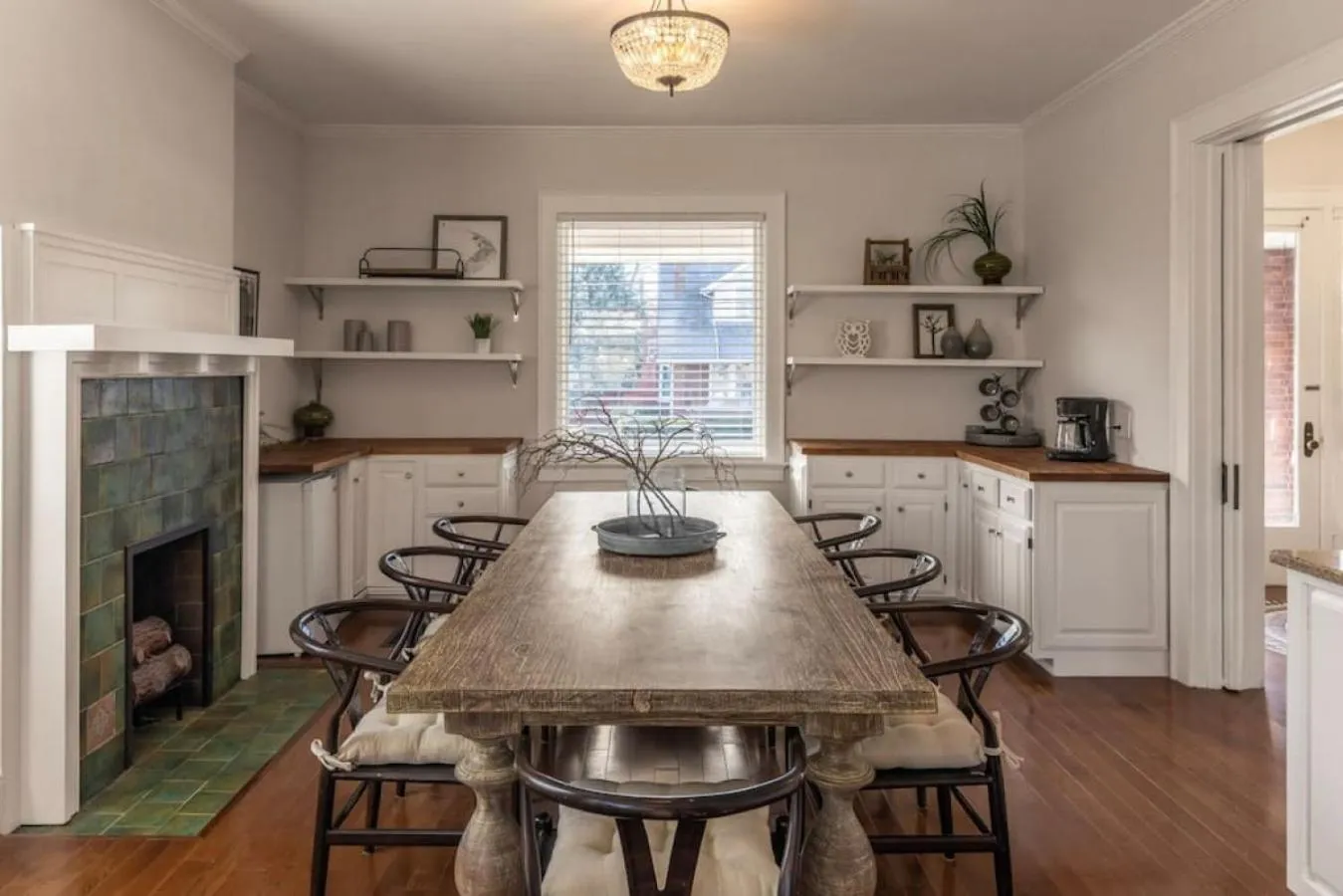 Deluxe 6 Bedroom 3 Min to Downtown w 2-car Driveway