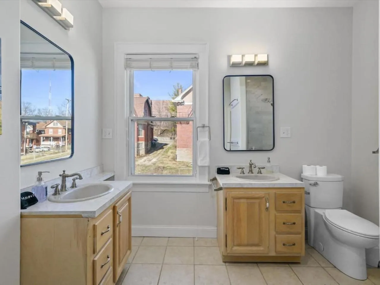 Deluxe 6 Bedroom 3 Min to Downtown w 2-car Driveway