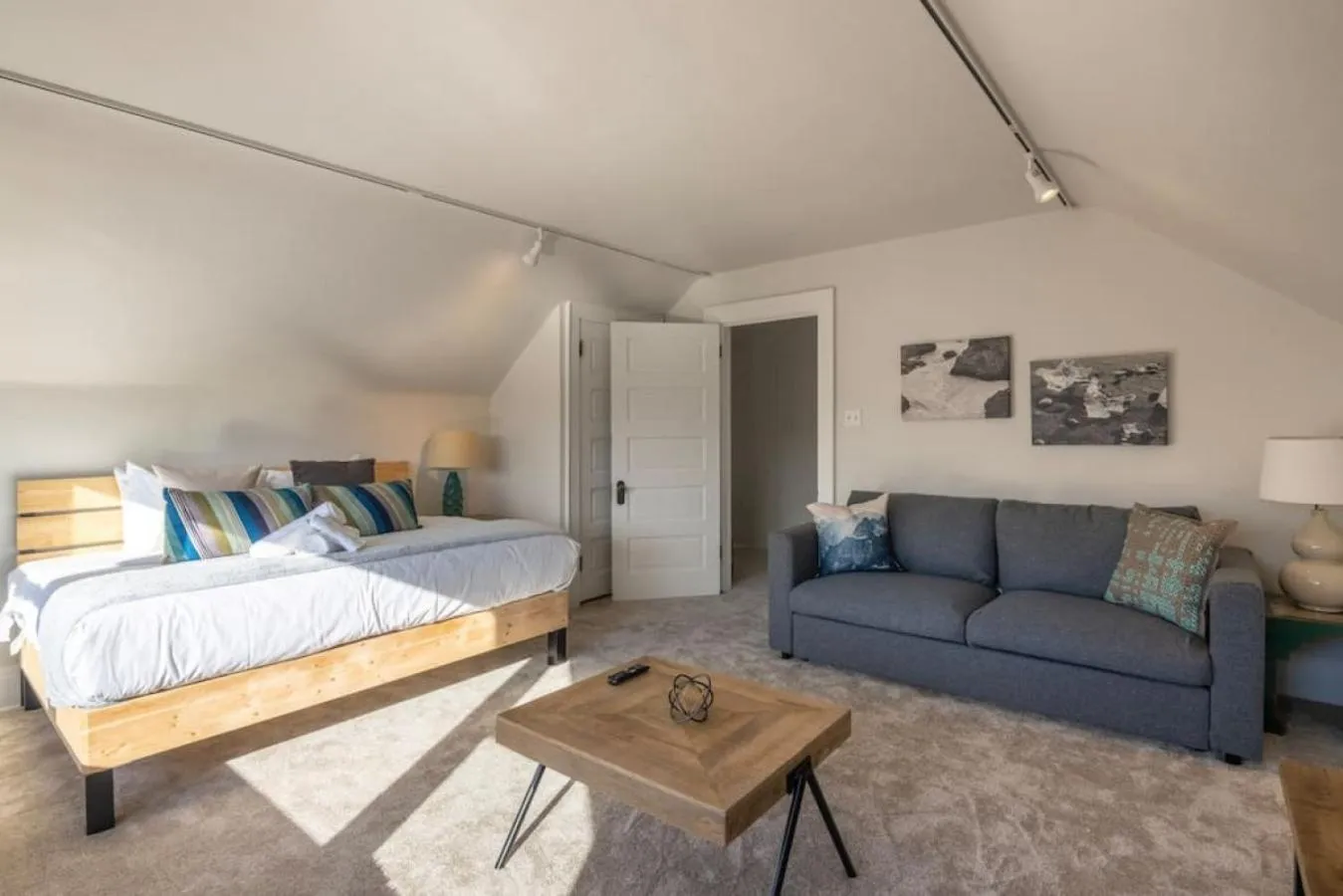 Bed in Deluxe 6 Bedroom 3 Min to Downtown w 2-car Driveway