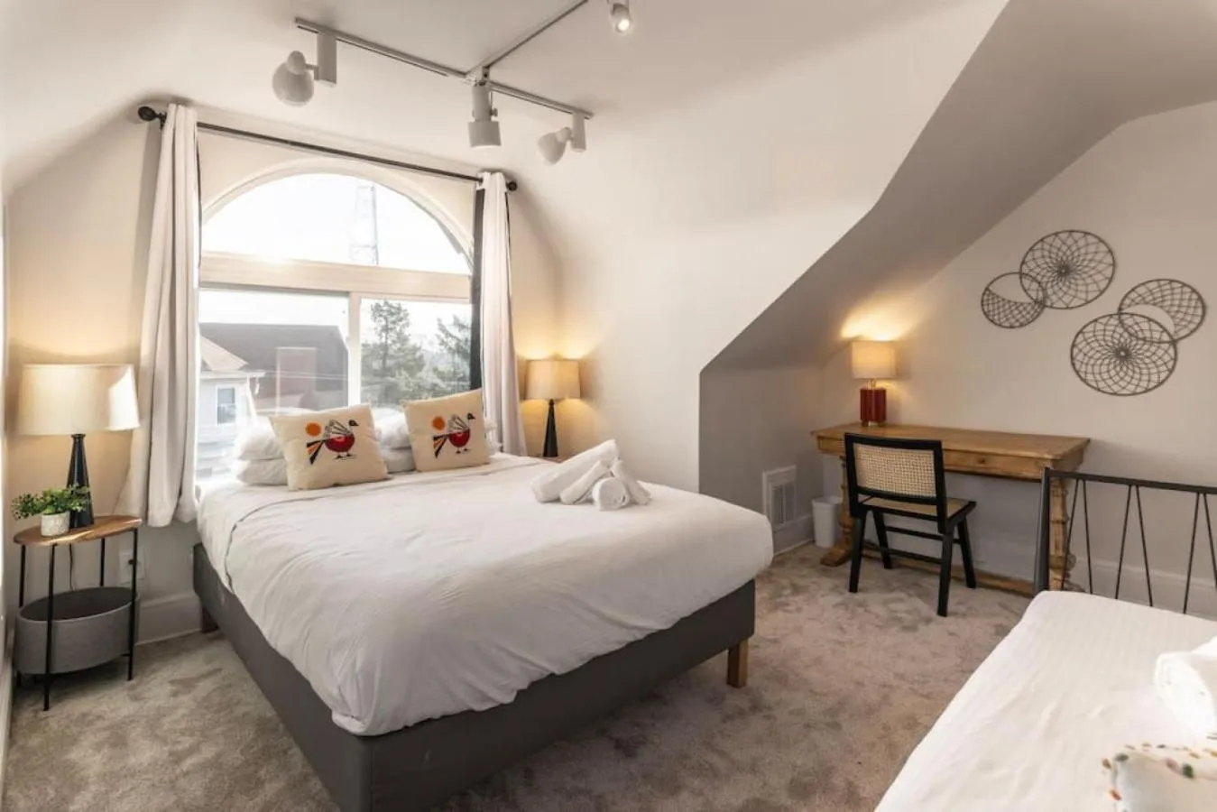 Bed in Deluxe 6 Bedroom 3 Min to Downtown w 2-car Driveway