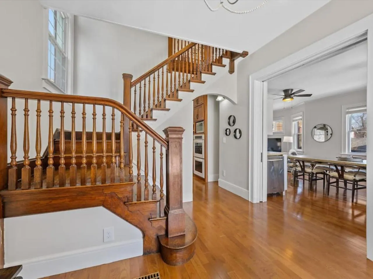 Deluxe 6 Bedroom 3 Min to Downtown w 2-car Driveway