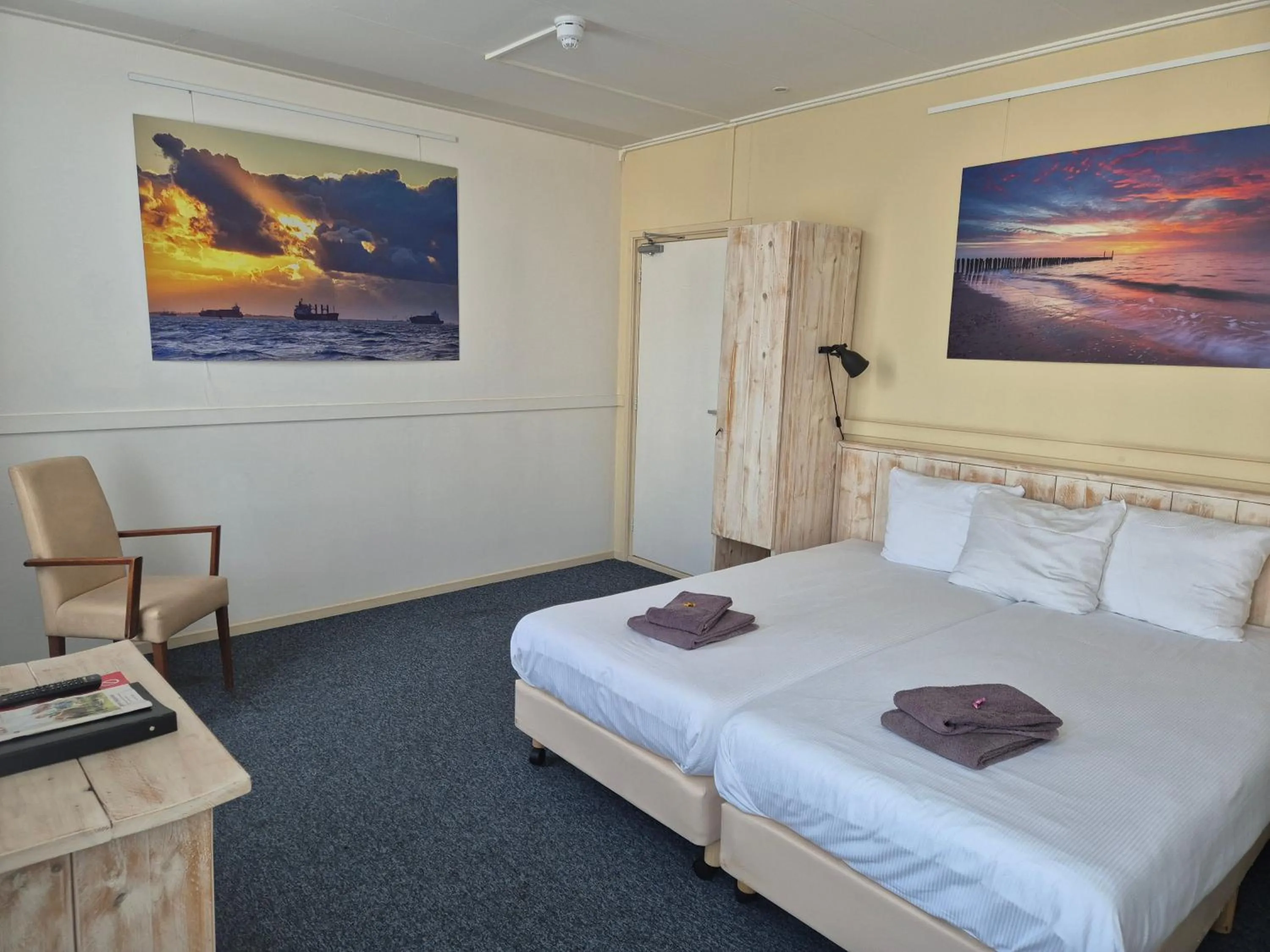 Photo of the whole room, Bed in City2Beach Hotel