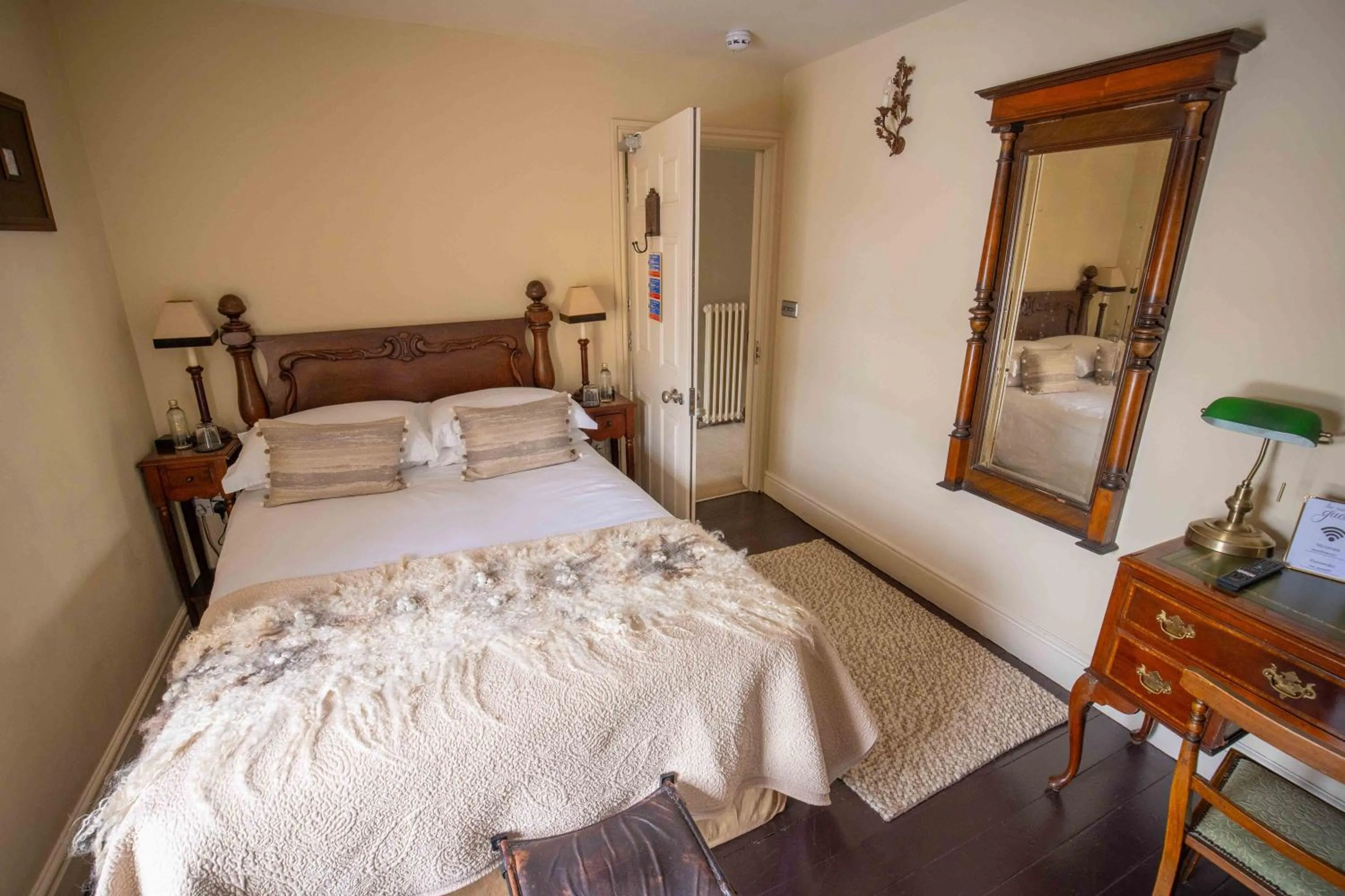 Bedroom, Bed in The New White Lion