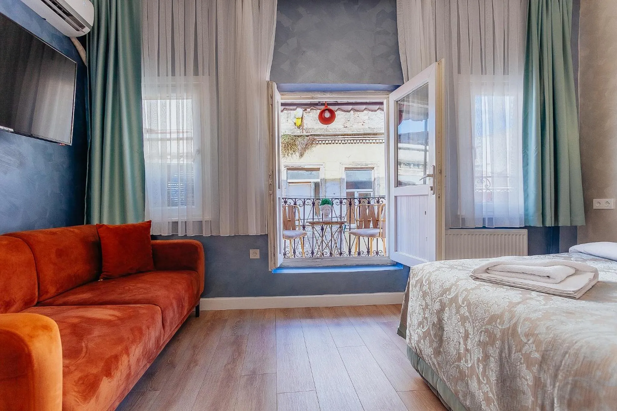 Photo of the whole room in Taksim Bi Center Suites