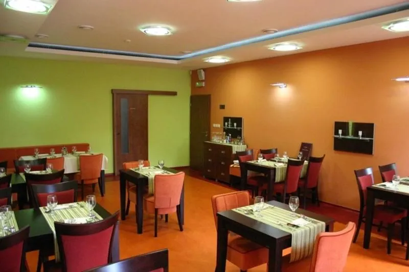 Restaurant/places to eat in Garni Hotel Cosmopolitan