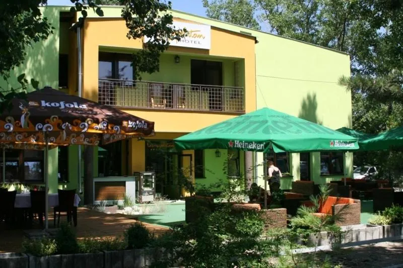 Facade/entrance in Garni Hotel Cosmopolitan