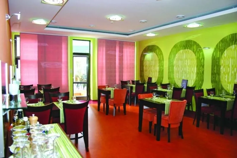 Restaurant/places to eat in Garni Hotel Cosmopolitan