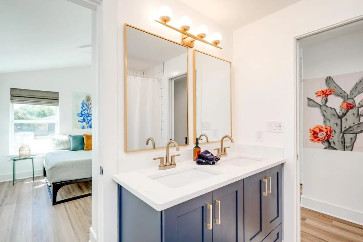 2 Kings Hot Tub Modern Cottage Hill Country