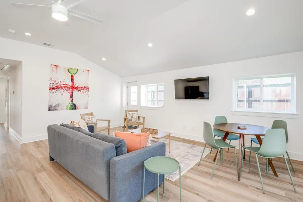 2 Kings Hot Tub Modern Cottage Hill Country