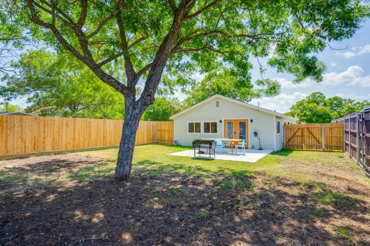 2 Kings Hot Tub Modern Cottage Hill Country