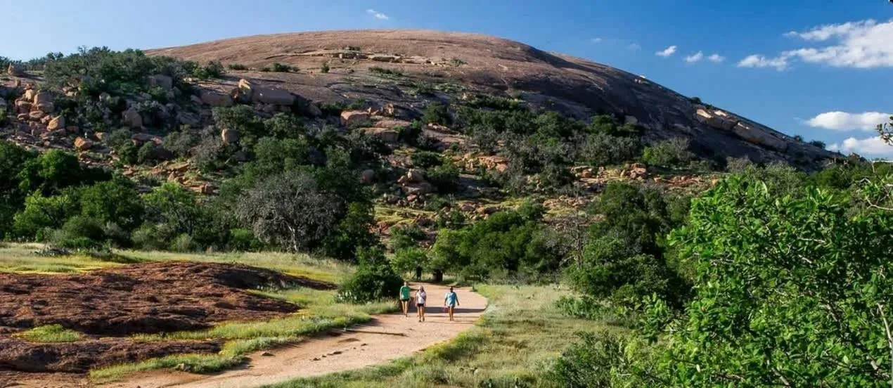 2 Kings Hot Tub Modern Cottage Hill Country