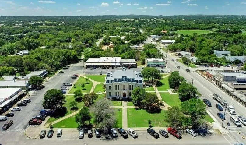 2 Kings Hot Tub Modern Cottage Hill Country