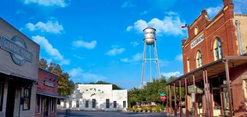 2 Kings Hot Tub Modern Cottage Hill Country