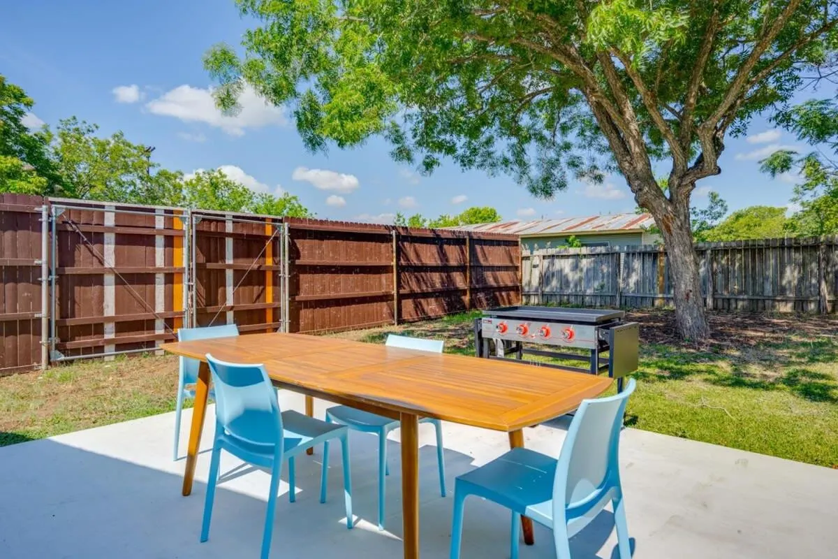 2 Kings Hot Tub Modern Cottage Hill Country