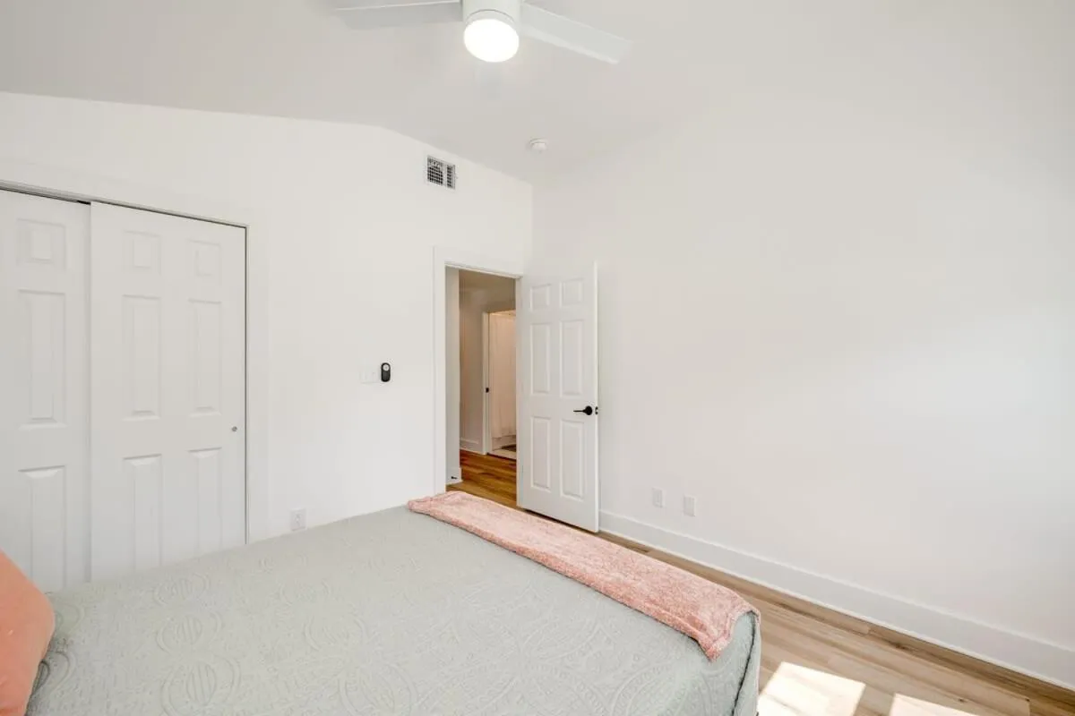 Bed in 2 Kings Hot Tub Modern Cottage Hill Country