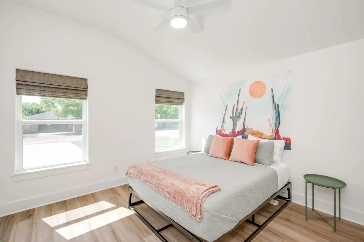 2 Kings Hot Tub Modern Cottage Hill Country