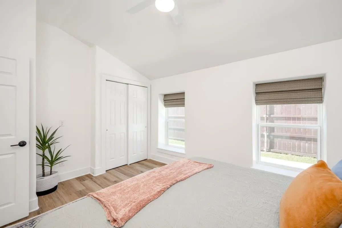 Bed in 2 Kings Hot Tub Modern Cottage Hill Country