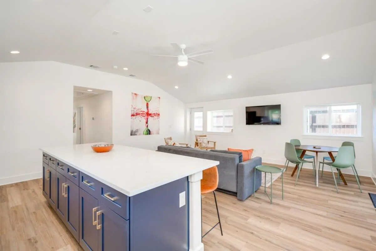 2 Kings Hot Tub Modern Cottage Hill Country