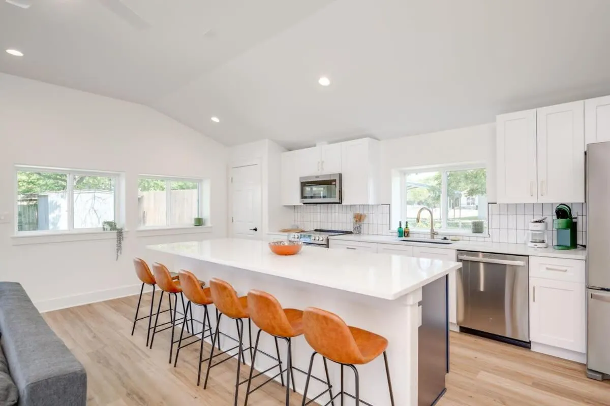 2 Kings Hot Tub Modern Cottage Hill Country