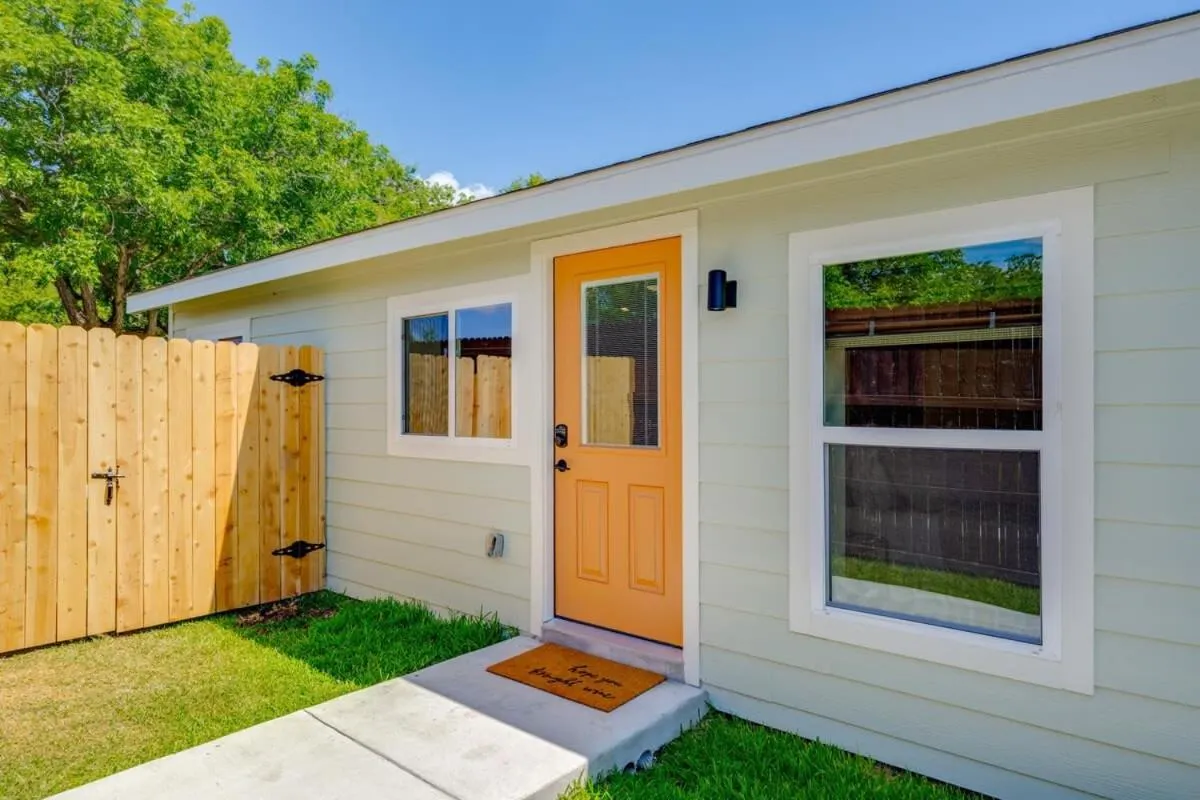 2 Kings Hot Tub Modern Cottage Hill Country