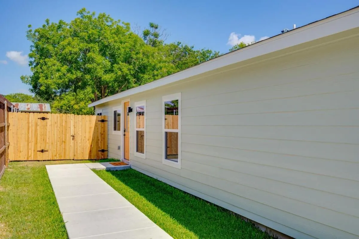 2 Kings Hot Tub Modern Cottage Hill Country