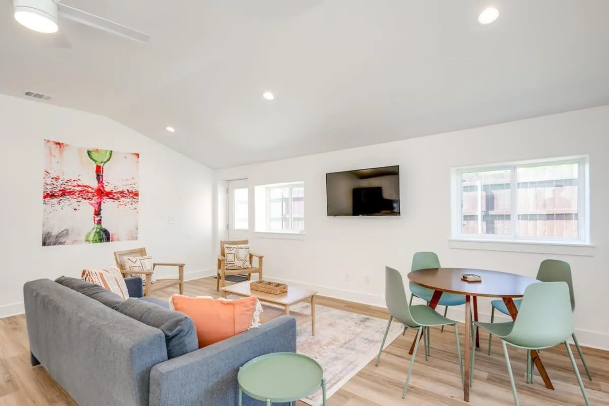 2 Kings Hot Tub Modern Cottage Hill Country