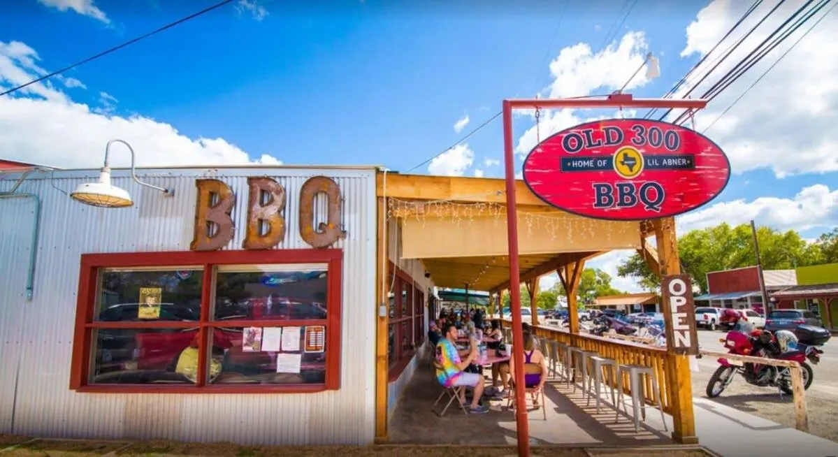2 Kings Hot Tub Modern Cottage Hill Country