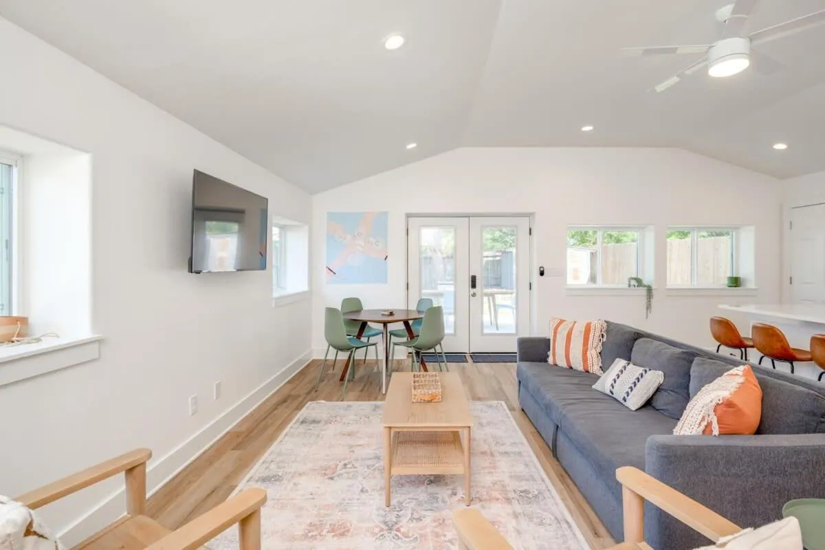 2 Kings Hot Tub Modern Cottage Hill Country