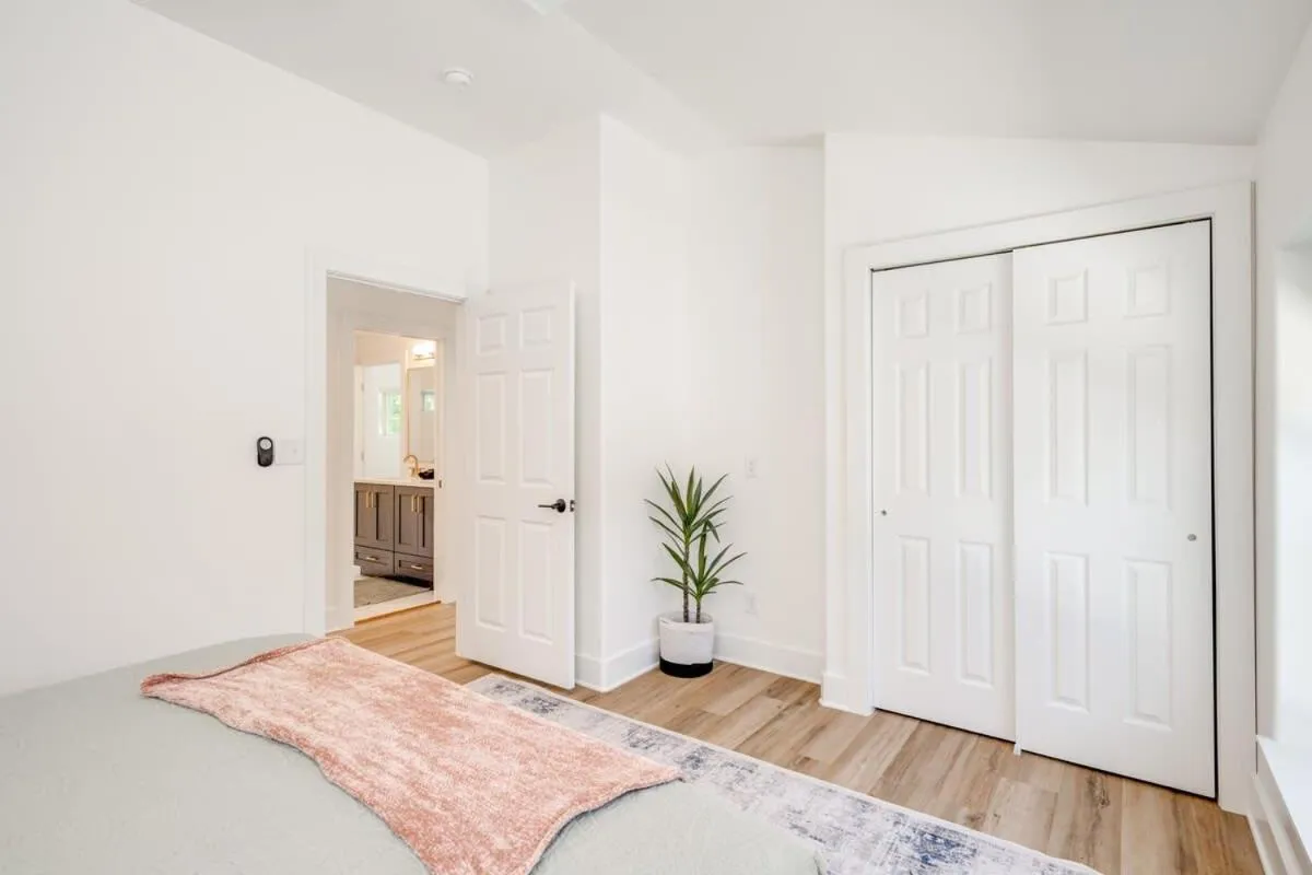 Bed in 2 Kings Hot Tub Modern Cottage Hill Country