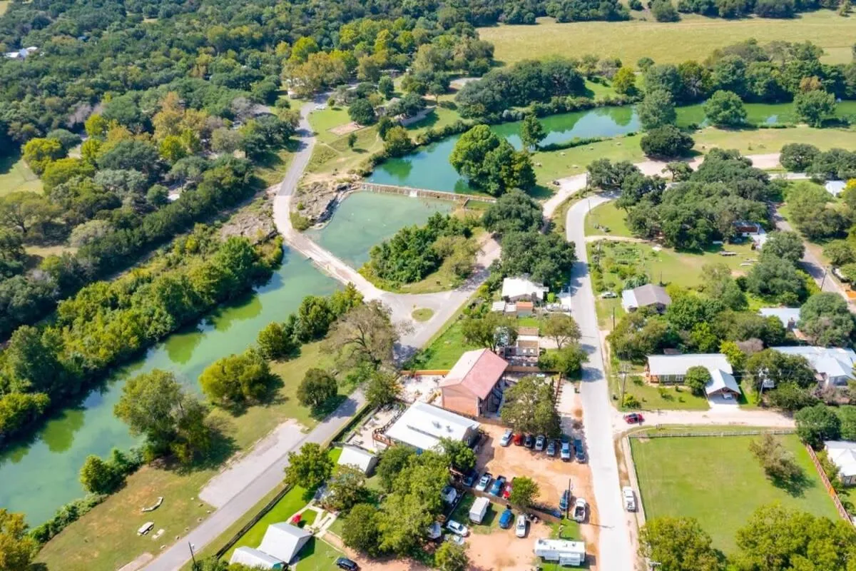2 Kings Hot Tub Modern Cottage Hill Country