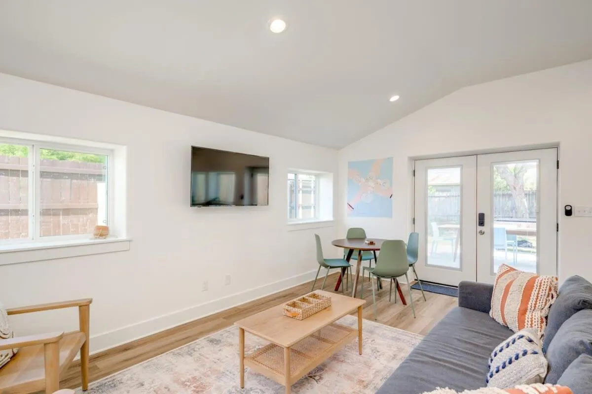 2 Kings Hot Tub Modern Cottage Hill Country